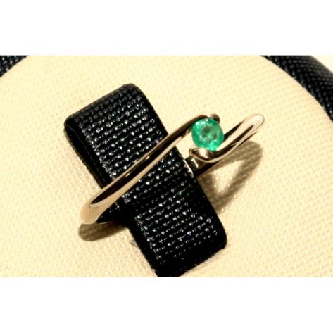 кольцо помолвочное с одним камнем изумрудом в белом золоте