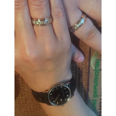 Обручальные кольца 1013/2,25 с бортами с пластиной посередине на руке