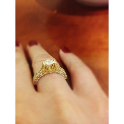 кольцо женское с узорами в лимонном золоте на пальце