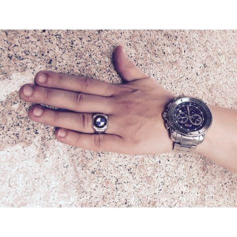 кольцо bmw x5 с эмалью и камнями  в белом золоте на руке