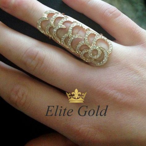 кольцо на весь палец с камнями на пальце