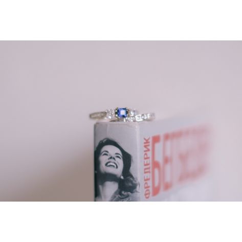 сет из колец для невесты в белом золоте с сапфиром на книге