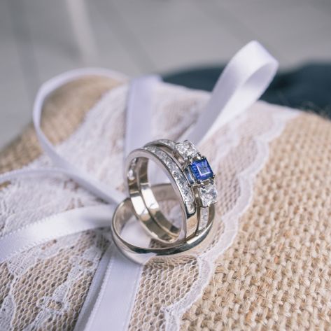 сет из колец для невесты в белом золоте с сапфиром