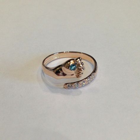 кольцо в виде детской ножки с голубым камнем