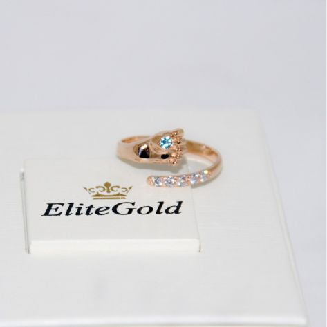 кольцо в виде детской ножки с голубым камнем