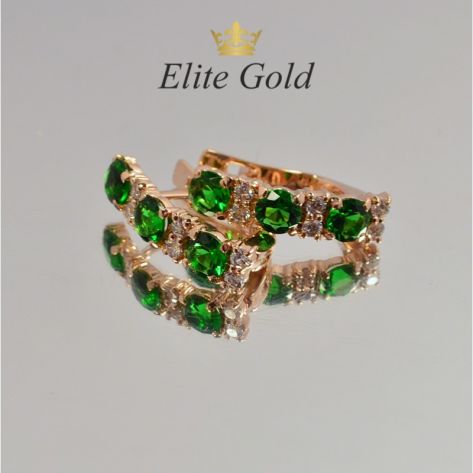 женские серьги с зелеными и белыми камнями в красном золоте