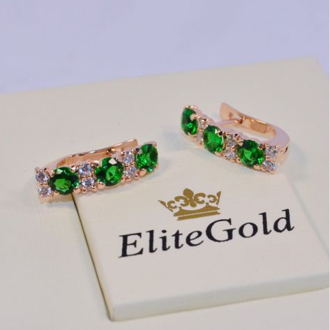 женские серьги с зелеными и белыми камнями в красном золоте