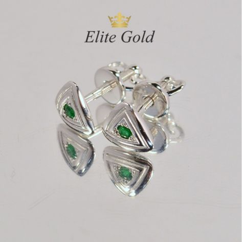 пусеты в форме треугольника в белом золоте с изумрудами