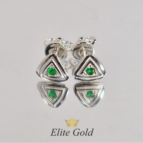 пусеты в форме треугольника в белом золоте с изумрудами
