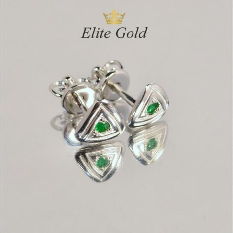 пусеты в форме треугольника в белом золоте с изумрудами