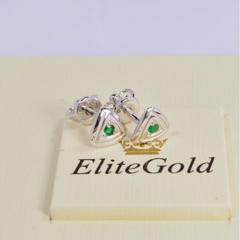 пусеты в форме треугольника в белом золоте с изумрудами