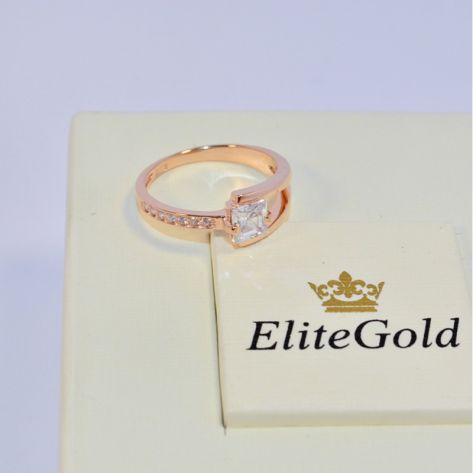 женское кольцо с квадратным камнем в красном золоте и белыми камнями