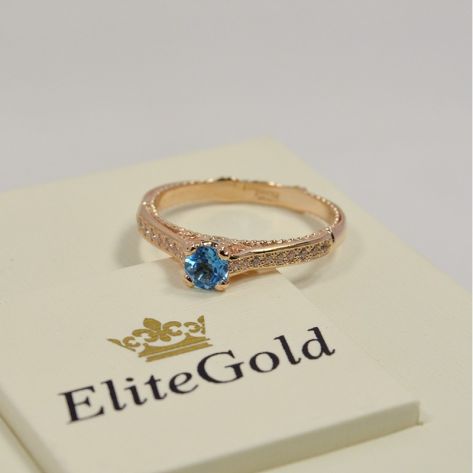 женское кольцо с узорами в красном золоте с топазом