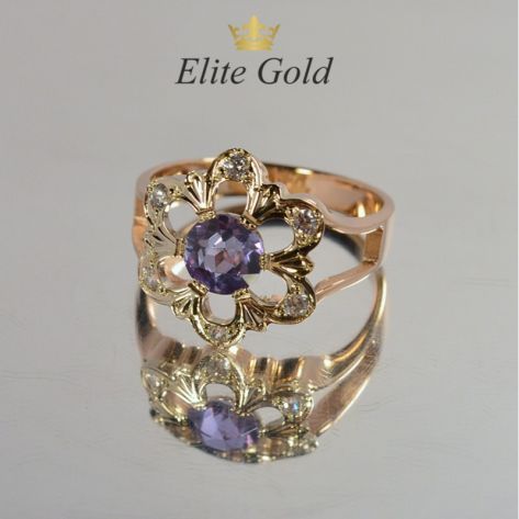 женское кольцо в виде цветочка с большим камнем