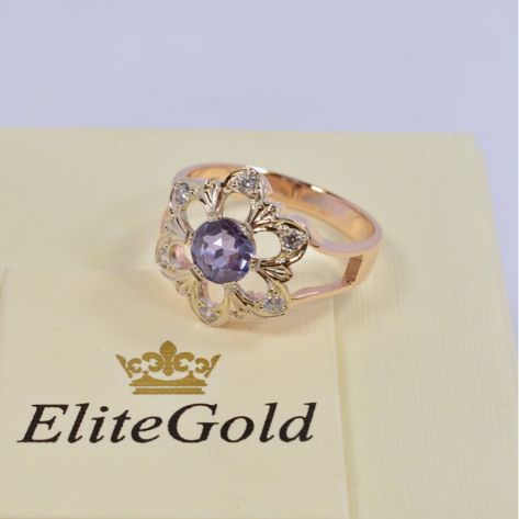 женское кольцо в виде цветочка с большим камнем