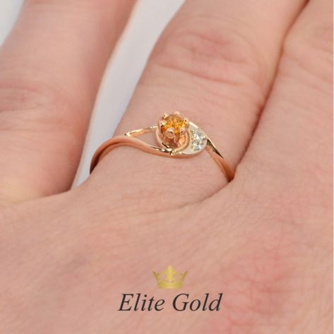 женское кольцо с камнями с цитрином на пальце