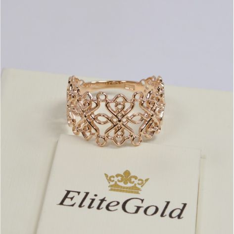 женское широкое кольцо с узорами в красном золоте