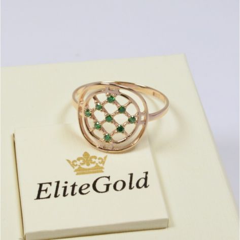 кольцо в сеточку с зелеными камнями на коробке