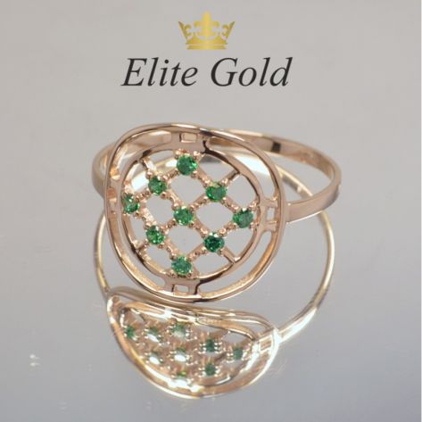 кольцо в сеточку с зелеными камнями