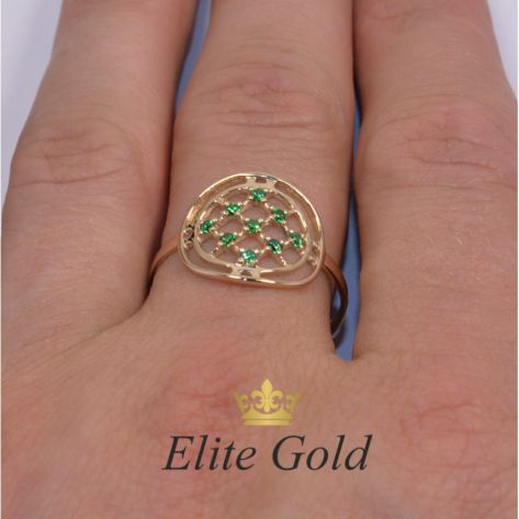 кольцо в сеточку с камнями на пальце