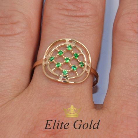 кольцо в сеточку с камнями на пальце