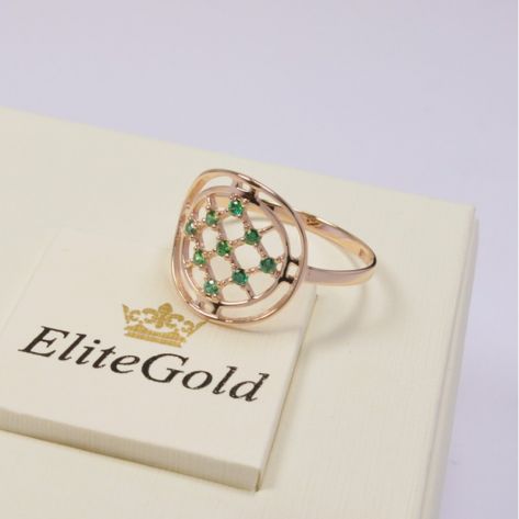 кольцо в сеточку с зелеными камнями на коробке