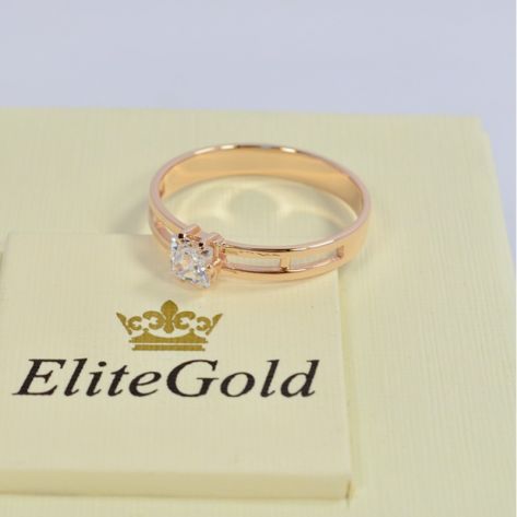 женское кольцо с квадратным камнем в красном золоте с белым камнем