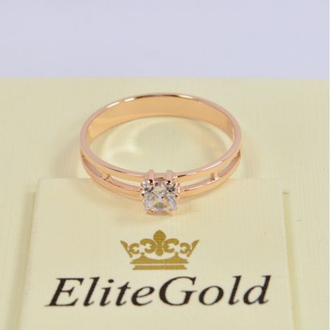 женское кольцо с квадратным камнем в красном золоте с белым камнем