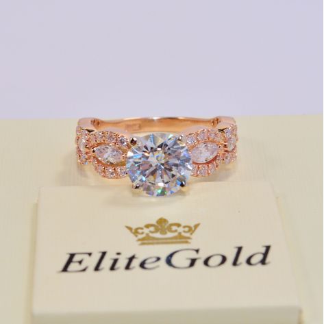 женское кольцо с камнями в красном золоте и белые камни