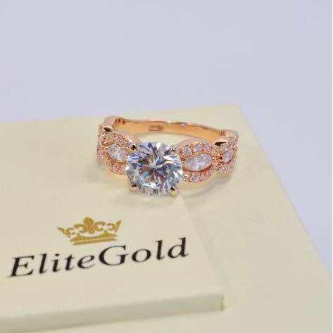 женское кольцо с камнями в красном золоте и белые камни