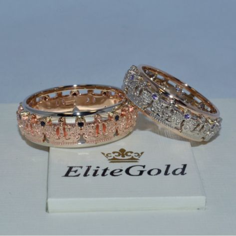 обручальные кольца с коронами в красном и белом золоте и синими камнями