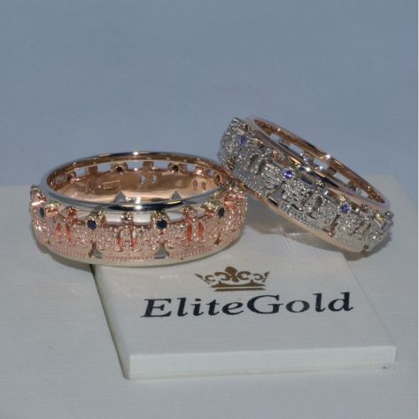 обручальные кольца с коронами в красном и белом золоте и синими камнями