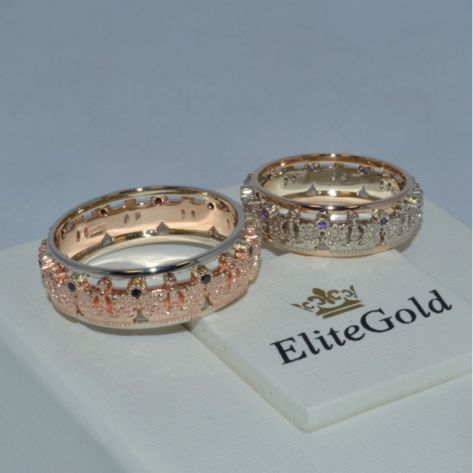 обручальные кольца с коронами в красном и белом золоте и синими камнями