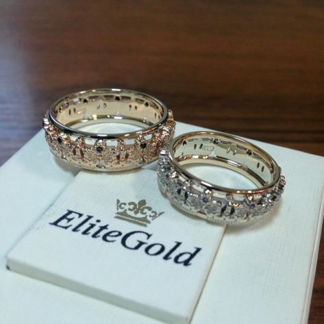 обручальные кольца с коронами в красном и белом золоте и синими камнями