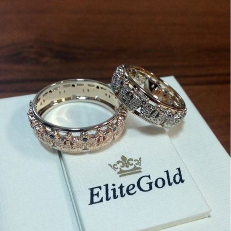 обручальные кольца с коронами в красном и белом золоте и синими камнями