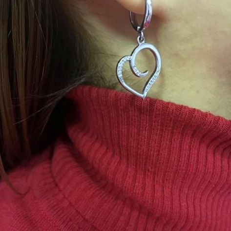 женские серьги в форме сердца в белом золоте на ухе