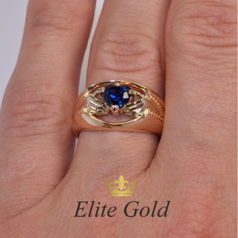 ирландское широкое кольцо с камнем на пальце