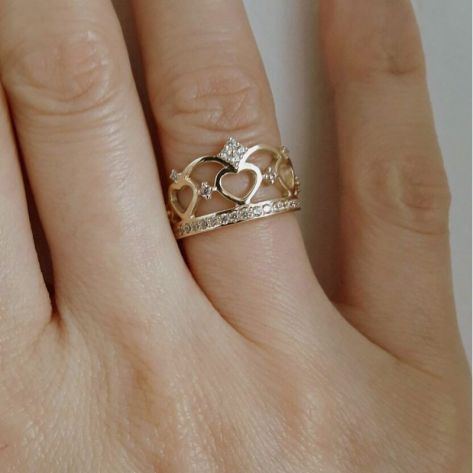 кольцо корона в лимонном золоте с белыми камнями на пальце
