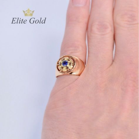 мужская печатка с одним камнем в красном золоте и синим камнем на пальце