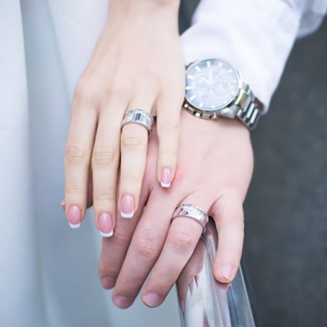 обручальные кольца с рисунком горы в белом золоте на пальце