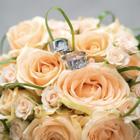 обручальные кольца с рисунком горы в белом золоте в декоре