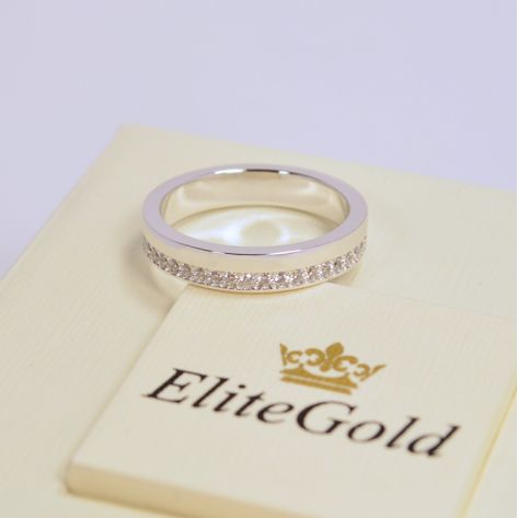 женское классическое кольцо с камнями по всему ободку в белом золоте с белыми камнями