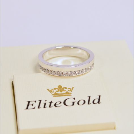 женское классическое кольцо с камнями по всему ободку в белом золоте с белыми камнями