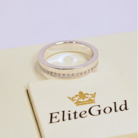 женское классическое кольцо с камнями по всему ободку в белом золоте с белыми камнями