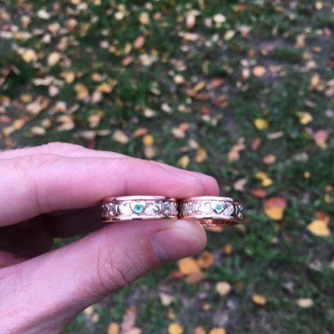 обручальные кольца ирландские в красном и белом золоте с зелеными камнями