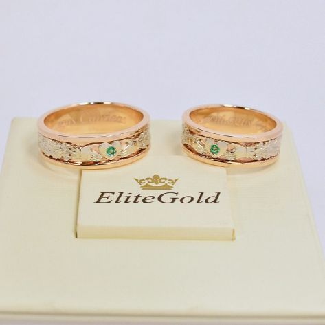 обручальные кольца ирландские в красном и белом золоте с зелеными камнями