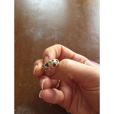 серьги бочонки с камнями в руке