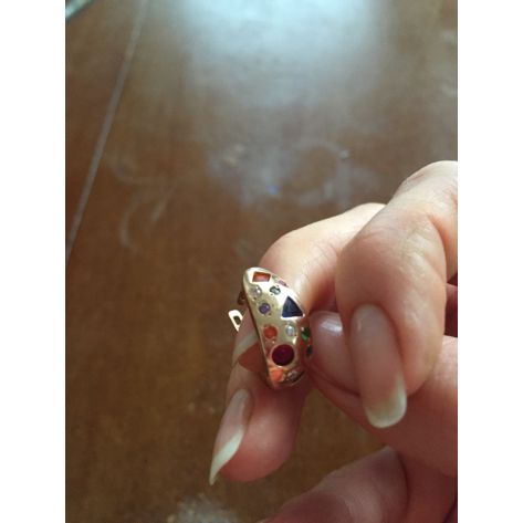 серьги бочонки с камнями в руке