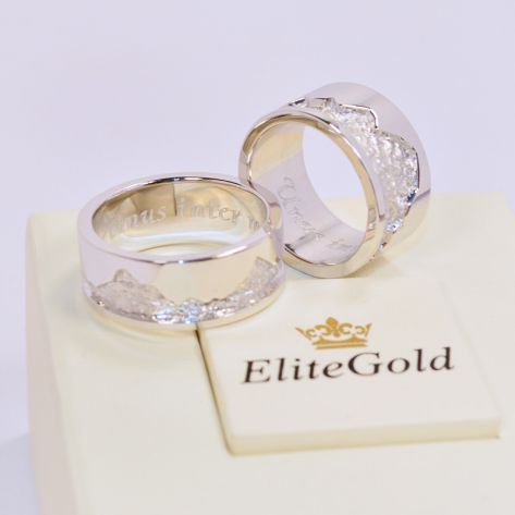 обручальные кольца с рисунком горы в белом золоте