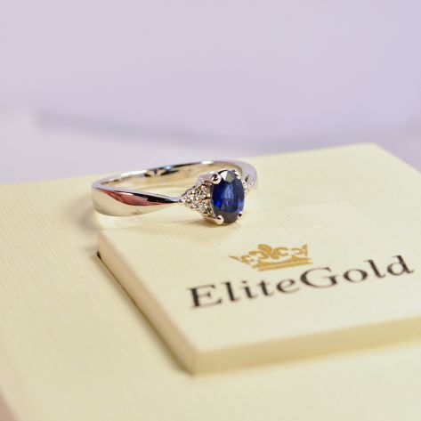 женское кольцо для помолвки с овальным камнем сапфиром в белом золоте